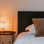 Huswell - Charming Apartment Just Steps From The Beach.