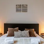 Huswell - Charming Apartment Just Steps From The Beach.