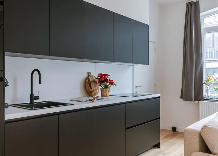 Huswell - Charming Apartment Just Steps From The Beach.
