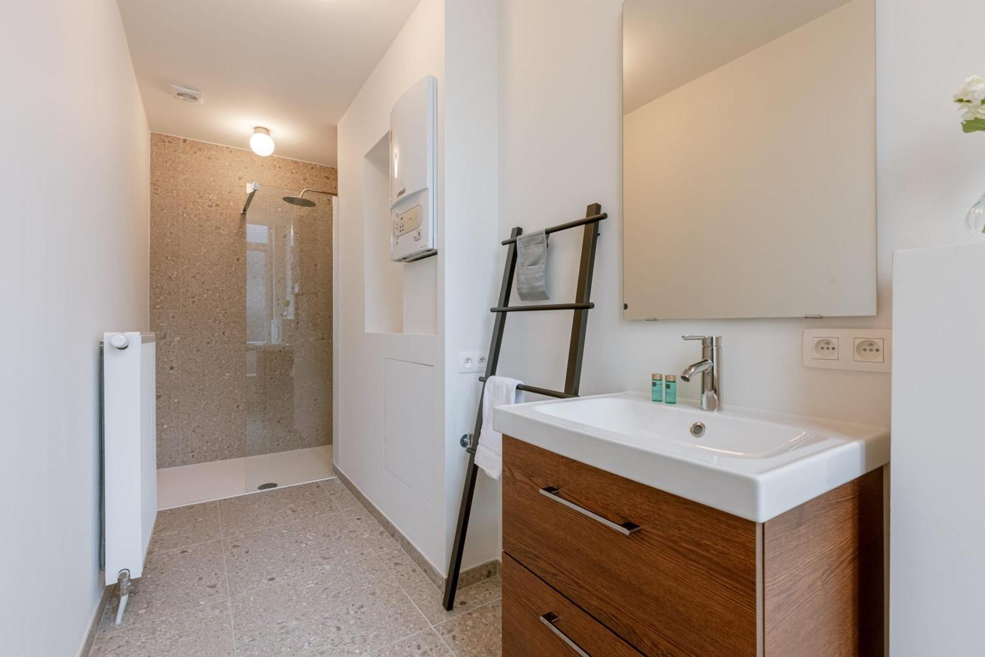 Huswell - Charming Just Steps From The Beach.